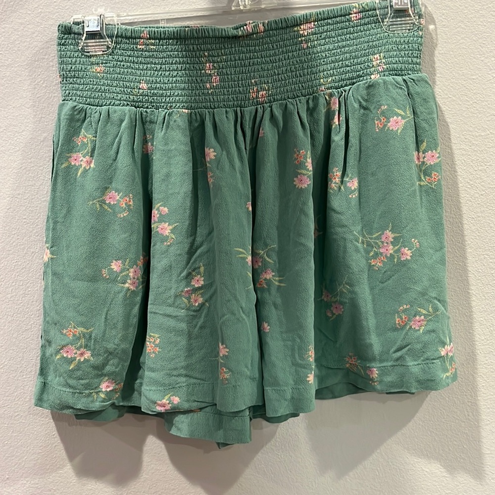 Super cute green, American eagle, flowy shorts!
